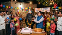 यूपी में मालिक ने धूमधाम से मनाया पालतू भैंस का जन्मदिन, केक काटा, केले खिलाए और फिर गांव वालों में बांटी मिठाई