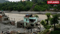 नेपाल की भीषण बाढ़ में कैसे बचा रह गया वह नीला मकान