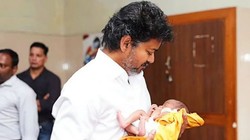 1 ग्राम गोल्ड रिंग स्कीम: CM जोसेफ विजय ने नवजात को पहनाई पहली सोने की अंगूठी, जानें किसे मिलेगा लाभ और क्या है पात्रता
