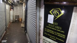 ‘दुकान के अंदर सारा सामान पड़ा है और हमें बताया तक नहीं’, MCD की कार्रवाई पर चांदनी चौक के ज्वेलर्स का दर्द
