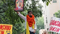 कौन हैं दीपांशु शौकीन? नंगे पैर घूम-घूमकर किया था अपना प्रचार, AVBP और NSUI को हराकर जीता डीयू उपाध्यक्ष पद