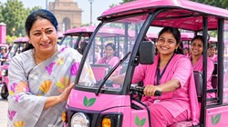 दिल्ली में महिलाएं व ट्रांसजेंडर चलाएंगे गुलाबी ई-आटो, रेखा गुप्ता सरकार ने दुर्गा योजना को दी मंजूरी