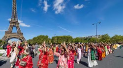 पेरिस: भारतीय समूह के दौरे पर विवाद के बाद एफिल टॉवर बंद, कर्मचारियों ने लगाया महिला स्टाफ को हटाने का आरोप
