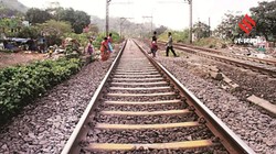 पश्चिम बंगाल में रेलवे ट्रैक के नीचे धंसी जमीन, थमी ट्रेनों की रफ्तार, देखें कौन-कौन सी ट्रेनें रद्द