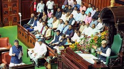 कर्नाटक विधानसभा में वंदे मातरम पर बवाल, कांग्रेस सरकार ने दो स्टैंजा पर बंद किया राष्ट्रगीत तो भाजपा विधायकों ने गाकर किया पूरा