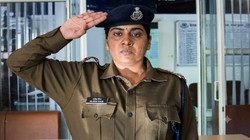स्त्री, छुट्टी और निलंबन: वर्दी के रौब से आगे अपनी पहचान की लड़ाई लड़ती बेबी | मार्गदर्शन