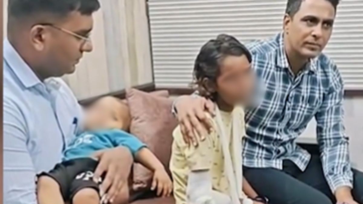 Shambhupur Case: मसीहा बने आजमगढ़ के एसएसपी, आरोपी की 2 अनाथ बच्चियों को लिया गोद, कहा- अब मेरी 3 बेटियां हैं Shambhupur Case: मसीहा बने आजमगढ़ के एसएसपी, आरोपी की 2 अनाथ बच्चियों को लिया गोद, कहा- अब मेरी 3 बेटियां हैं