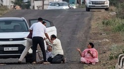‘आपने जमीन क्यों बेची?’ पुणे में बेटों ने बुजुर्ग माता-पिता को सड़क पर सरेआम लाठी-डंडों से पीटा, कमजोर दिलवाले न देखें Video