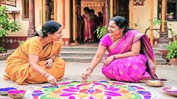 खुशियों का असली मोल: सुविधाओं से नहीं, रिश्तों और संस्कारों से मिलता है सुकून