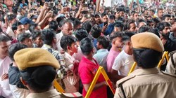 ‘हम 12 घंटे काम करते हैं, हमें भी आराम चाहिए…’, सूरत में टेक्सटाइल मजदूरों ने फिर किया प्रदर्शन