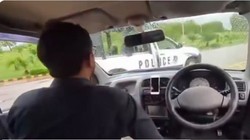 ‘पाकिस्तान में टैलेंट की कोई कमी नहीं’, कैमरे पर Self Driving Car दिखा रहा था शख्स, सीधे पुलिस वैन में घुस गई; VIDEO वायरल