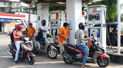 ‘2000 से ऊपर की पेमेंट UPI से लेना बंद कर देंगे’, MDR चार्ज को लेकर पेट्रोल पंप डीलरों ने दी कैश पेमेंट की धमकी