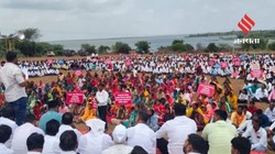 ‘हमारी रोजी-रोटी मत छीनो’, उजनी बांध में मछुआरों का ‘जल समाधि’ आंदोलन, कहा- ठेका और सोलर प्रोजेक्ट दोनों रद्द करो