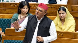 चुनाव नजदीक, लेकिन फूंक-फूंक कर कदम क्यों उठा रहे हैं अखिलेश?