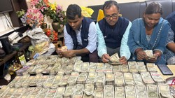 बिहार के अफसर दंपति के ठिकानों पर छापा, 80 लाख रुपये और 48 महंगी घड़ियां बरामद