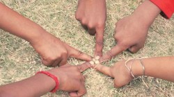 शहर में सिकुड़ती बच्चों की दुनिया, प्रकृति से दूर होता बचपन | दुनिया मेरे आगे
