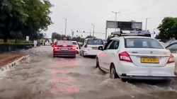 दिल्ली-NCR में झमाझम बारिश, कई इलाकों में जलभराव; मौसम विभाग ने जारी किया रेड अलर्ट