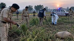 नाबालिग से सामूहिक दुष्कर्म के बाद बोरे में भरकर खेत में फेंका शव, आवारा कुत्तों ने नोंच खाए शरीर के कई अंग