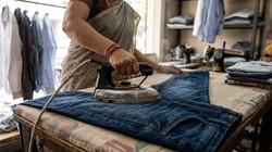 प्रेस वाले जैसी फिनिश चाहिए, तो इस तरह करें डेनिम जींस पर इस्त्री