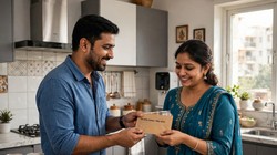 पति हाउसवाइफ पत्नी को हर महीने देता है सैलरी, बोला- घर का काम करना भी नौकरी, आपकी राय क्या है?