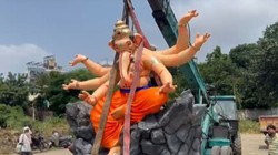 बुरहानपुर से लाई गई 12 फुट की गणेश मूर्ति रास्ते में ही दो हिस्सों में खंडित हो गई; जलगांव में स्थापना से पहले ही विसर्जन