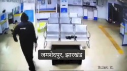 काला लिबास, फेस मास्क, बंधक बना बिठाया… जमशेदपुर बैंक में 23 मिनट में 23 किलो सोना और 43 लाख की लूट, CCTV फुटेज वायरल
