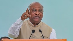GDP पर आर-पार: पीएम मोदी ने की तारीफ तो कांग्रेस ने कसा तंज, खड़गे बोले- लाइट्स, कैमरा और इनएक्शन की शिकार है अर्थव्यवस्था”