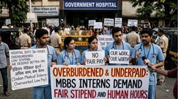 राज्य-राज्य का फर्क: कहीं 12300 तो कहीं 27000 रुपये, मेडिकल इंटर्न के विरोध के बीच स्टाइपेंड पर छिड़ी बहस