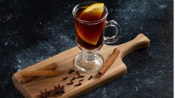 Clove Water Benefits: पाचन के लिए लौंग के पानी का सेवन कैसे करता है असर, डॉक्टर से जानिए फायदे और तरीका