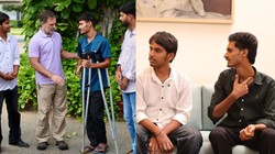 ‘पुलिस की लाठियां, AK-47 और पिस्तौल…’, बिहार छात्र आंदोलन में घायल हुए युवाओं से मिले राहुल गांधी