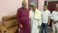 सपा नेता माता प्रसाद पांडेय से क्यों मिले मंत्री संजय निषाद? जानिए मुलाकात की असली वजह