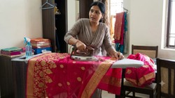 साड़ी प्रेस करते समय न करें ये गलतियां, वरना महंगी साड़ी हो सकती है खराब