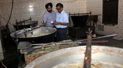 एक्शन में IAS तुकाराम मुंढे: महाराष्ट्र के त्योहारों, भंडारों और कैटरर्स पर FDA की कड़ी नज़र, लागू हुआ नया नियम