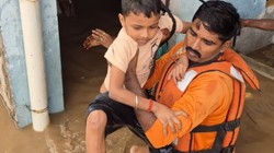 यूपी में बाढ़ बनी आफत, बुधवार को 16,784 लोगों को सुरक्षित जगहों पर पहुंचाया गया