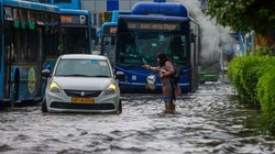 मानसून की बारिश में डूबती सड़कें और तैरती गैर-ज़िम्मेदारी: कब तय होगी तंत्र की जवाबदेही? | विचार