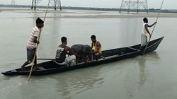 बंगाल में तीस्ता नदी में बहा 4 दिन का नन्हा हाथी, नाविकों ने ऐसे बचाई जान, मां से मिलाया