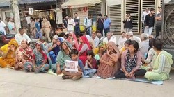 3 महीने से लापता बेटे को खोज रहा पिता, वृंदावन में प्रेमानंद महाराज के आश्रम के बाहर धरने पर बैठा परिवार