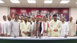 बृजभूषण के करीबी रहे भवानी भीख शुक्‍ला ने पांच बेटों संग थामा सपा का दामन, अखिलेश ने दिलाई सदस्यता