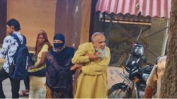 यूं घूर-घूर के क्यों देख रहा है मुझे… बुजर्ग शख्स की दाढ़ी पकड़कर खींचने लगी महिला, छुड़ाती रही पुलिस- VIRAL VIDEO की कहानी