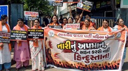कांग्रेस सांसद बिमोल अकोइजम को लोकसभा से निलंबित करने की मांग, राष्ट्रपति द्रौपदी मुर्मू से मिलीं बीजेपी की महिला सांसद