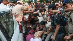 दिल्ली पुलिस के अधिकारी पर यौन उत्पीड़न के आरोप लगाने वाली महिला पत्रकार समेत 17 को पुलिस ने उठाया