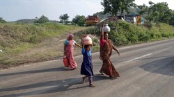 एक घड़ा पानी भरने से कर्ज तक: सूखे में महाराष्ट्र की महिला किसानों की दोहरी जद्दोजहद