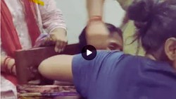 हरदोई में हैवानियत: चोरी के शक में घरेलू सहायिका का डंडे से दबाया गला, कुर्सी से बांधकर चप्पल से पीटा- VIDEO वायरल