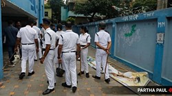महज रोने पर टीचर ने दो साल के बच्चे को उठाकर जमीन पर पटका, टूटा पैर
