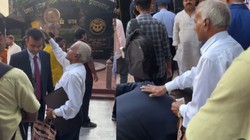 पिता ने खुद तैयार किया है, जीत कैसे नहीं होगी! इंटरव्यू से पहले बेटे का कोट ठीक किया, बाल संवारे और… VIDEO देख आएगी पापा की याद