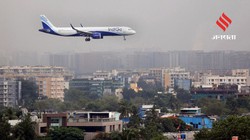 उड़ान के बीच विमान पर गिरी बिजली, क्षतिग्रस्त हुआ अगला हिस्सा, लखनऊ में कराई गई इमरजेंसी लैंडिंग