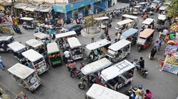 नोएडा में करीब 64 हजार ऑटो-ई-रिक्शा, हर महीने सड़कों पर उतर रहे 250-350 नए वाहन, रूट तय नहीं और जाम से लोग परेशान