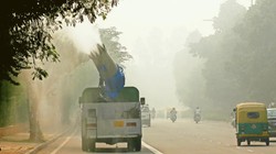 Google Trends: नोएडा-गाजियाबाद में सांसों पर संकट, AQI 325 तक पहुंचा, 16 परियोजनाओं पर 75.50 लाख का जुर्माना