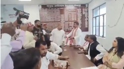 गोरखपुर में कुर्सी को लेकर भिड़े सपा नेता, टिकट दावेदार के बेटे ने पूर्व जिलाध्यक्ष को जड़े थप्पड़; मामले में मंत्री संजय निषाद की भी एंट्री