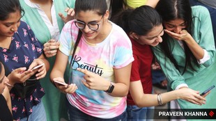 दिखावे की खुशी, सोशल मीडिया का प्रभाव, खुशी और दिखावा